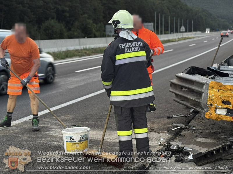 20260726_PKW prallt auf A21 frontal gegen Aufpralld�mpfer Foto: FF Alland