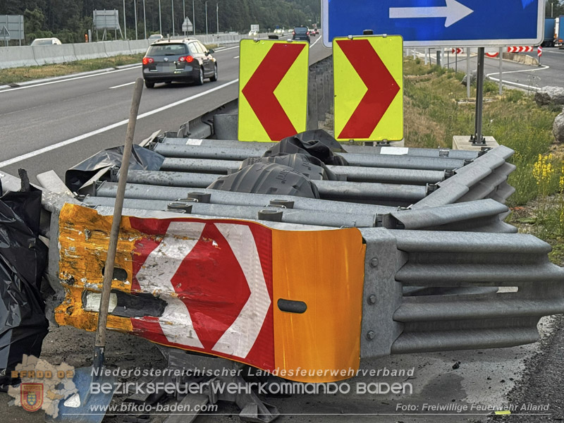 20260726_PKW prallt auf A21 frontal gegen Aufpralld�mpfer Foto: FF Alland