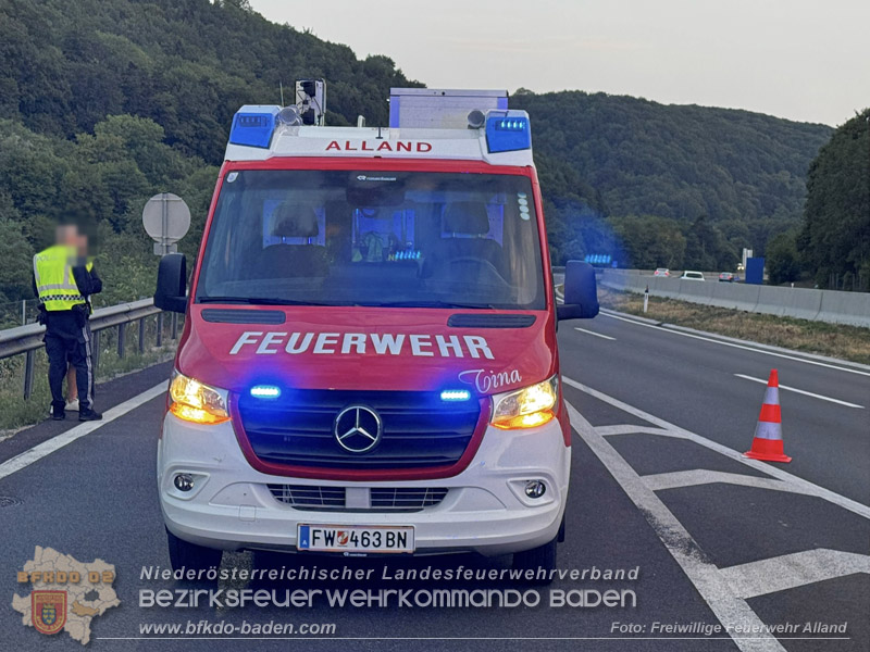 20260726_PKW prallt auf A21 frontal gegen Aufpralld�mpfer Foto: FF Alland