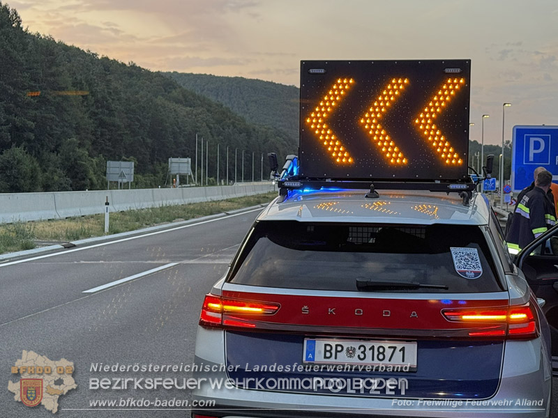 20260726_PKW prallt auf A21 frontal gegen Aufpralld�mpfer Foto: FF Alland