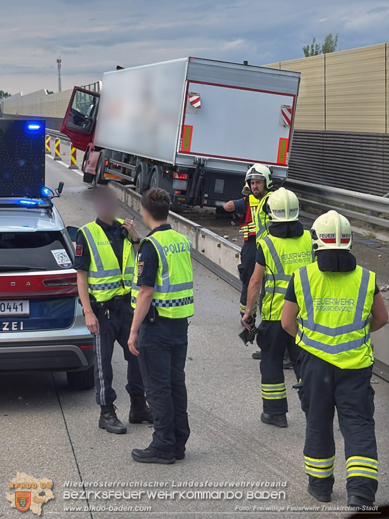 20260727_LKW-Unfall erfordert Kraneinsatz auf der A2  Foto: FF Traiskirchen-Stadt