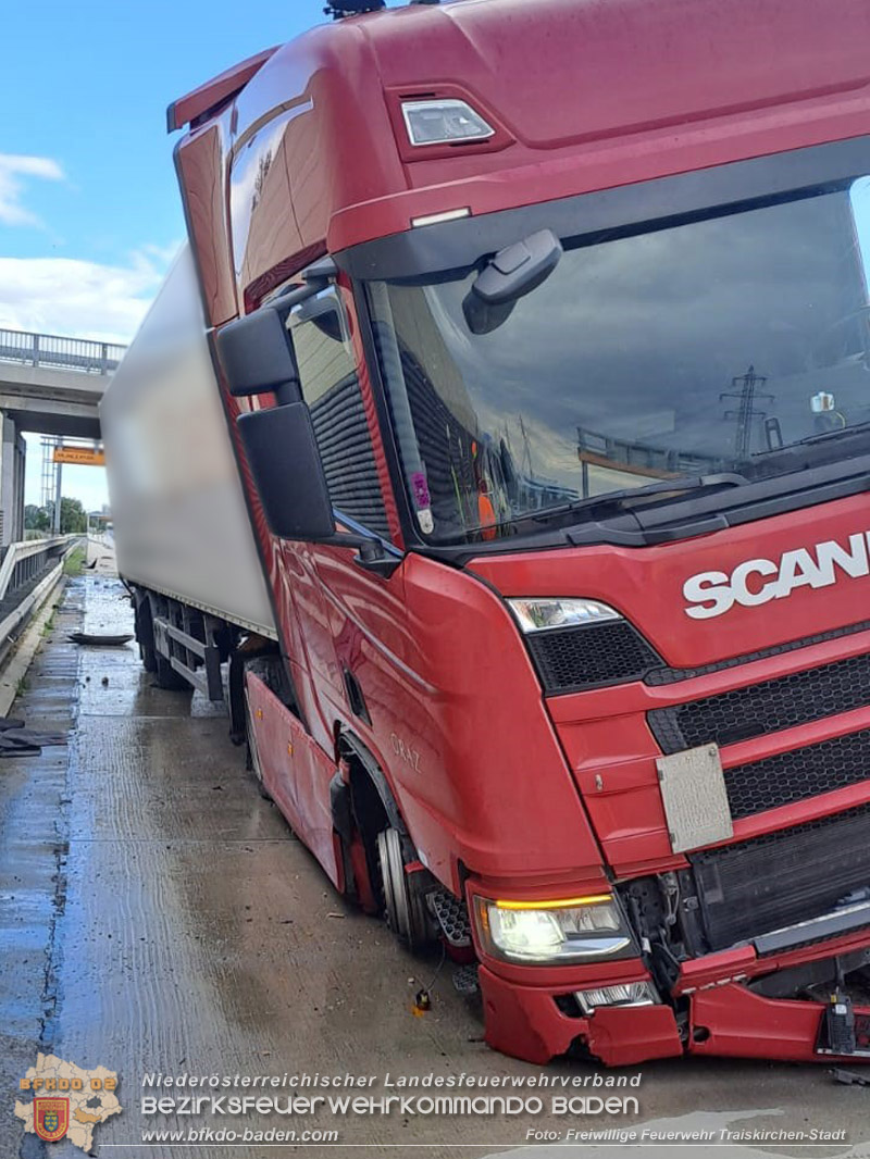 20260727_LKW-Unfall erfordert Kraneinsatz auf der A2  Foto: FF Traiskirchen-Stadt