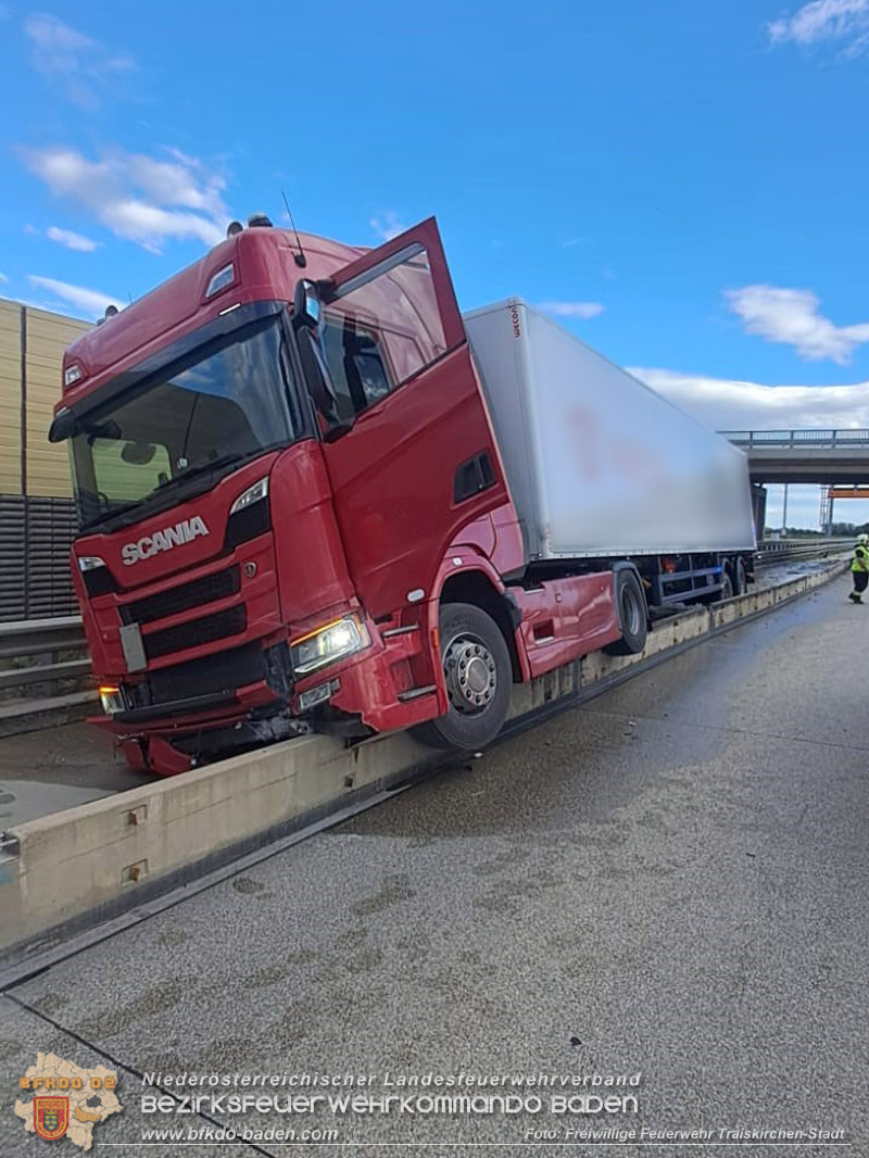 20260727_LKW-Unfall erfordert Kraneinsatz auf der A2  Foto: FF Traiskirchen-Stadt