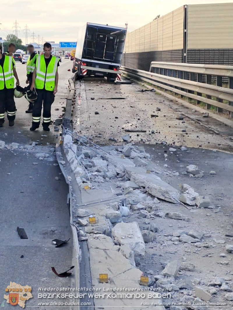 20260727_LKW-Unfall erfordert Kraneinsatz auf der A2  Foto: FF Traiskirchen-Stadt