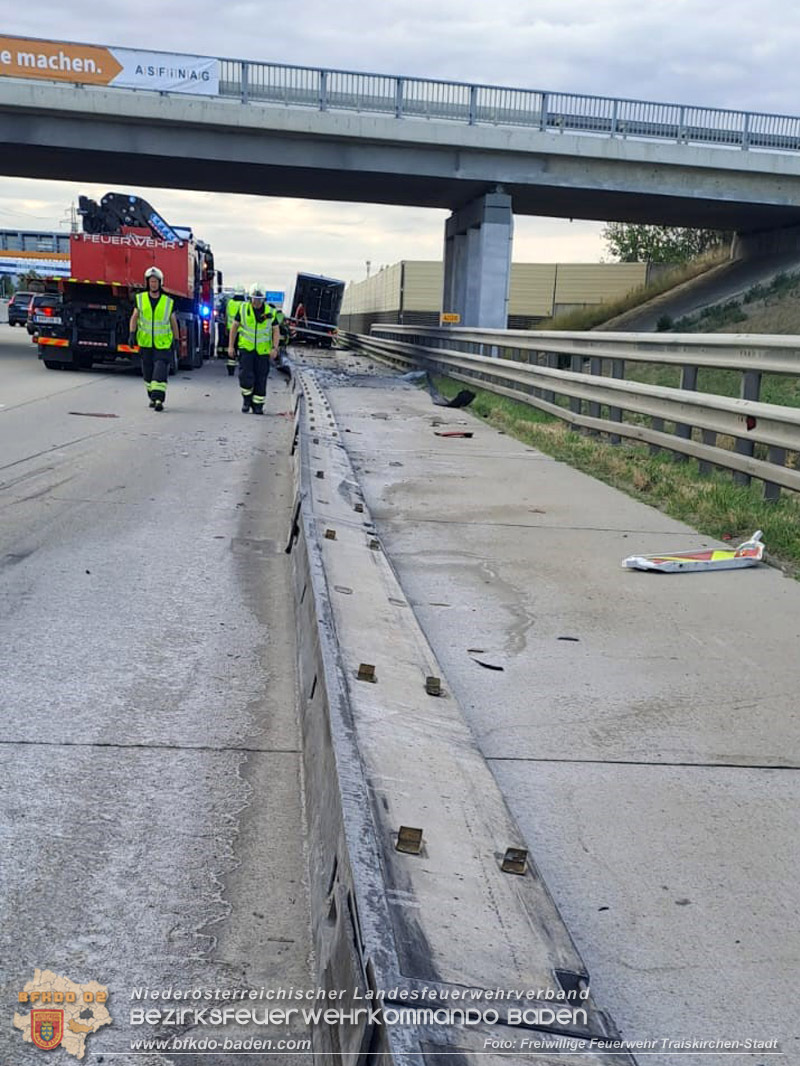 20260727_LKW-Unfall erfordert Kraneinsatz auf der A2  Foto: FF Traiskirchen-Stadt