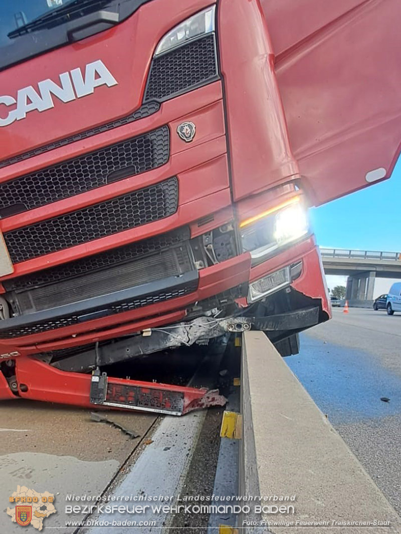 20260727_LKW-Unfall erfordert Kraneinsatz auf der A2  Foto: FF Traiskirchen-Stadt