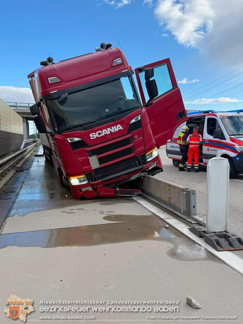 20260727_LKW-Unfall erfordert Kraneinsatz auf der A2 Foto: FF Traiskirchen-Stadt