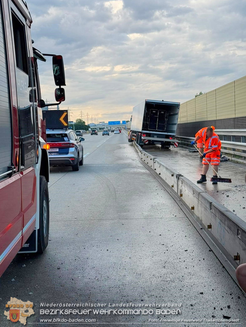20260727_LKW-Unfall erfordert Kraneinsatz auf der A2 Foto: FF Traiskirchen-Stadt