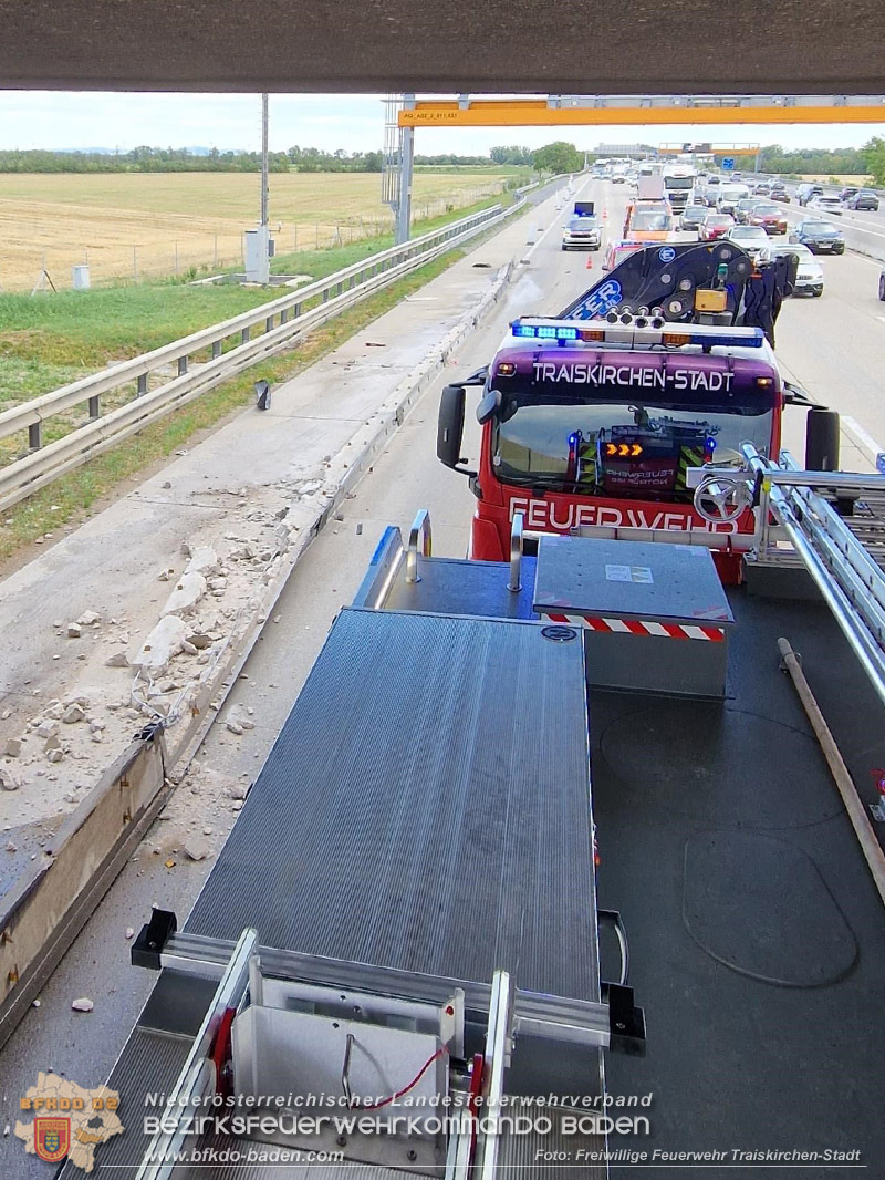 20260727_LKW-Unfall erfordert Kraneinsatz auf der A2 Foto: FF Traiskirchen-Stadt