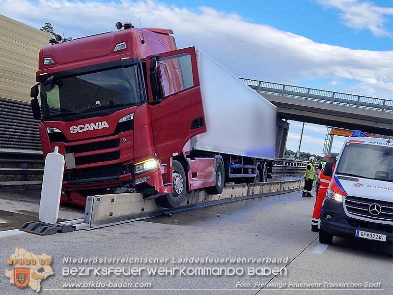 20260727_LKW-Unfall erfordert Kraneinsatz auf der A2 Foto: FF Traiskirchen-Stadt