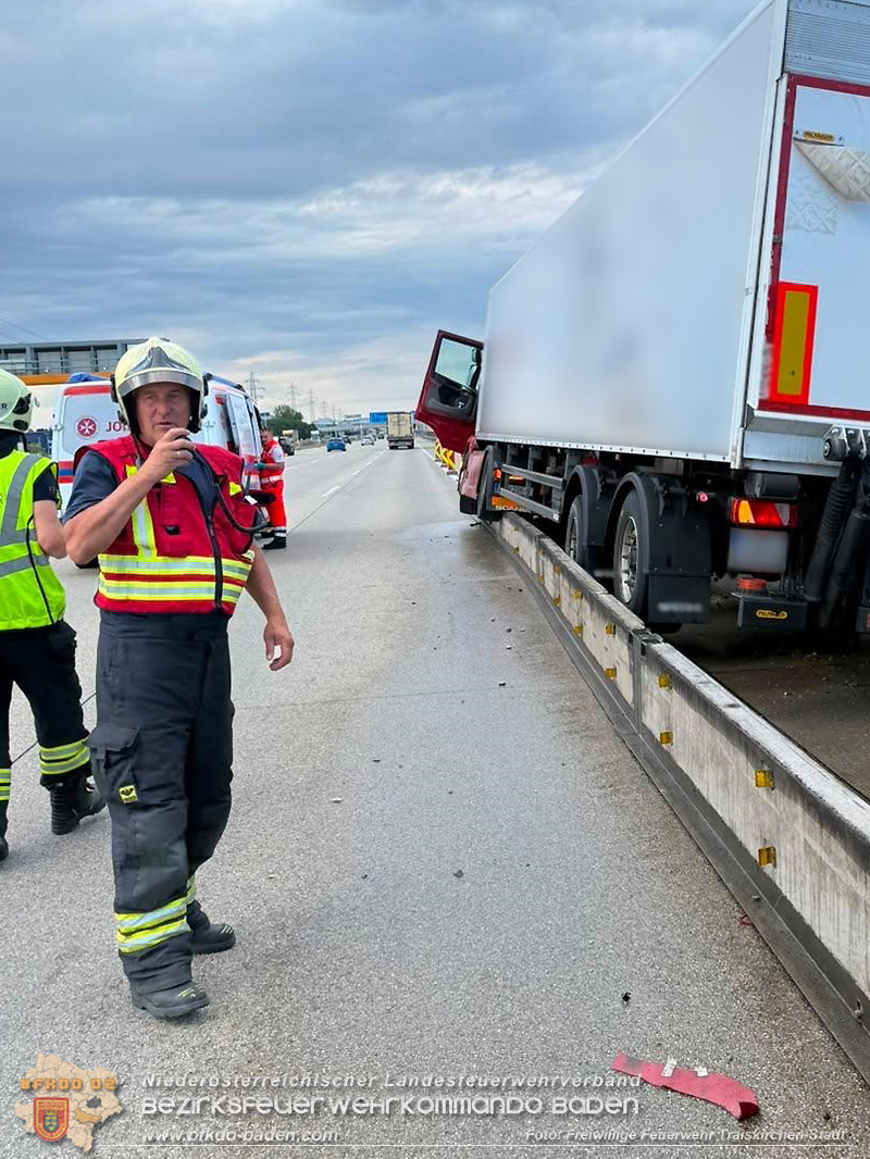 20260727_LKW-Unfall erfordert Kraneinsatz auf der A2 Foto: FF Traiskirchen-Stadt