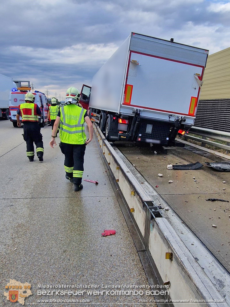 20260727_LKW-Unfall erfordert Kraneinsatz auf der A2 Foto: FF Traiskirchen-Stadt