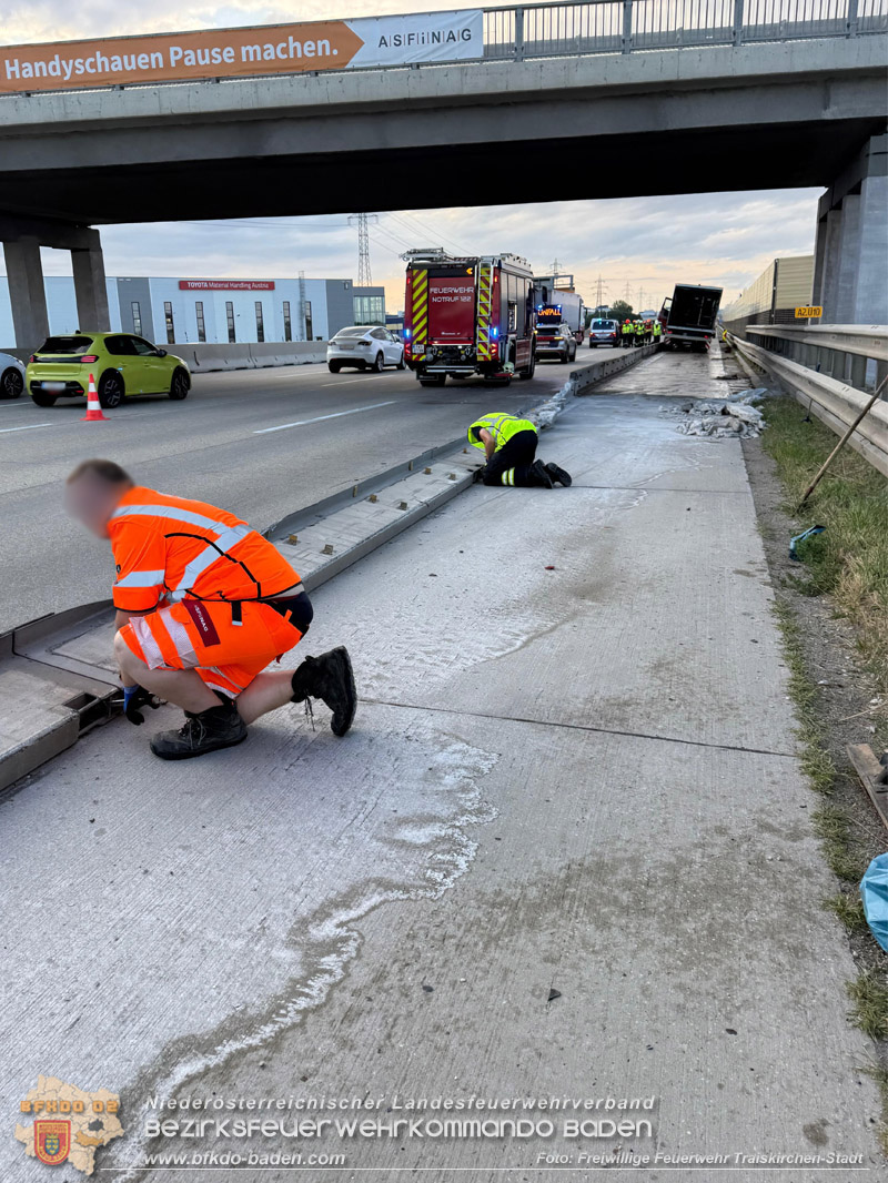 20260727_LKW-Unfall erfordert Kraneinsatz auf der A2 Foto: FF Traiskirchen-Stadt