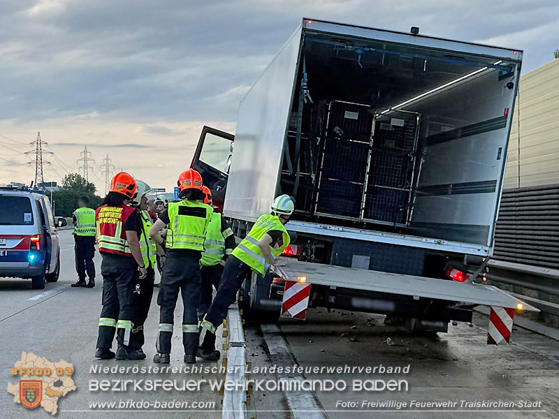 20260727_LKW-Unfall erfordert Kraneinsatz auf der A2 Foto: FF Traiskirchen-Stadt