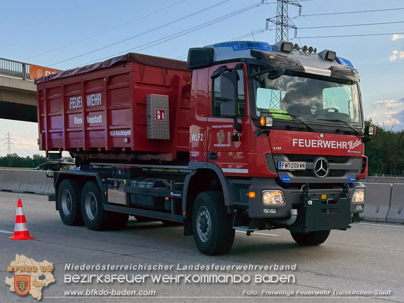 20260727_LKW-Unfall erfordert Kraneinsatz auf der A2 Foto: FF Traiskirchen-Stadt