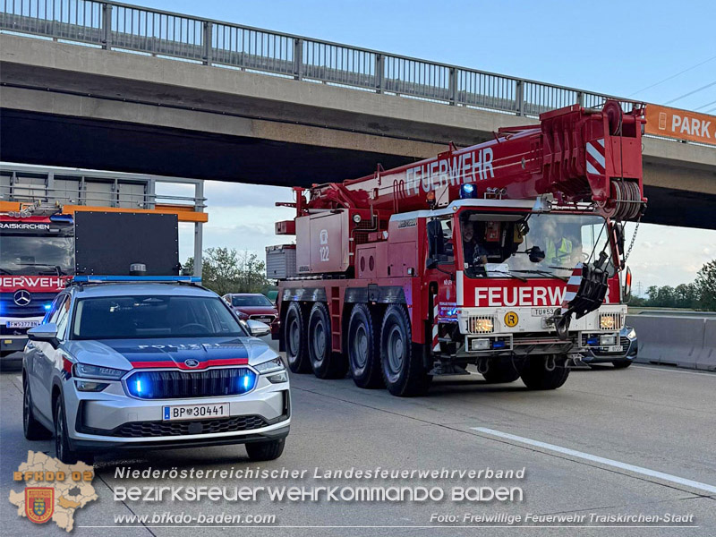 20260727_LKW-Unfall erfordert Kraneinsatz auf der A2 Foto: FF Traiskirchen-Stadt