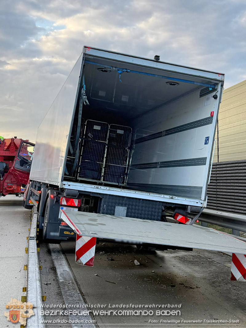 20260727_LKW-Unfall erfordert Kraneinsatz auf der A2 Foto: FF Traiskirchen-Stadt