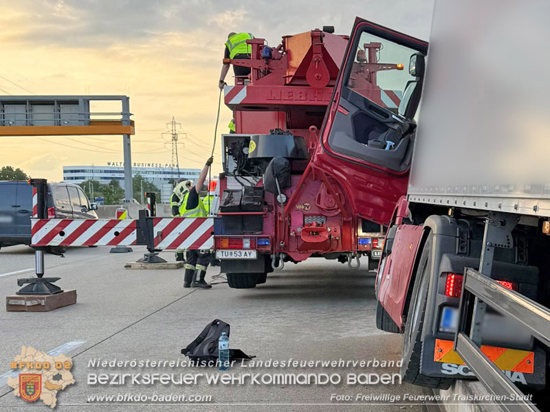 20260727_LKW-Unfall erfordert Kraneinsatz auf der A2 Foto: FF Traiskirchen-Stadt