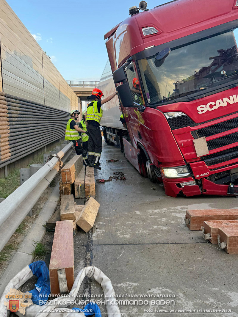 20260727_LKW-Unfall erfordert Kraneinsatz auf der A2 Foto: FF Traiskirchen-Stadt