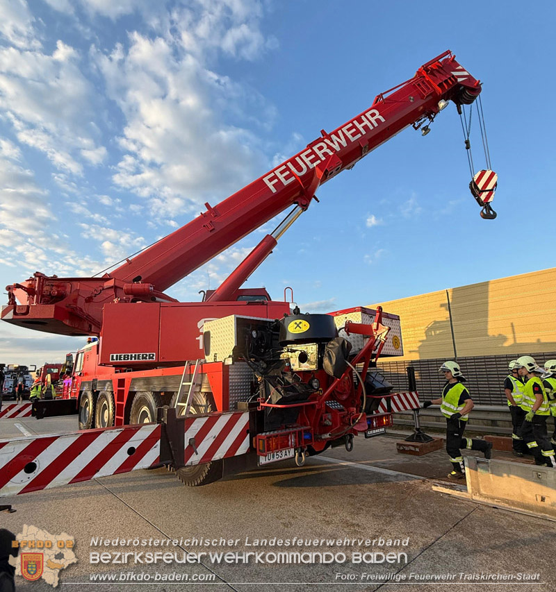 20260727_LKW-Unfall erfordert Kraneinsatz auf der A2 Foto: FF Traiskirchen-Stadt