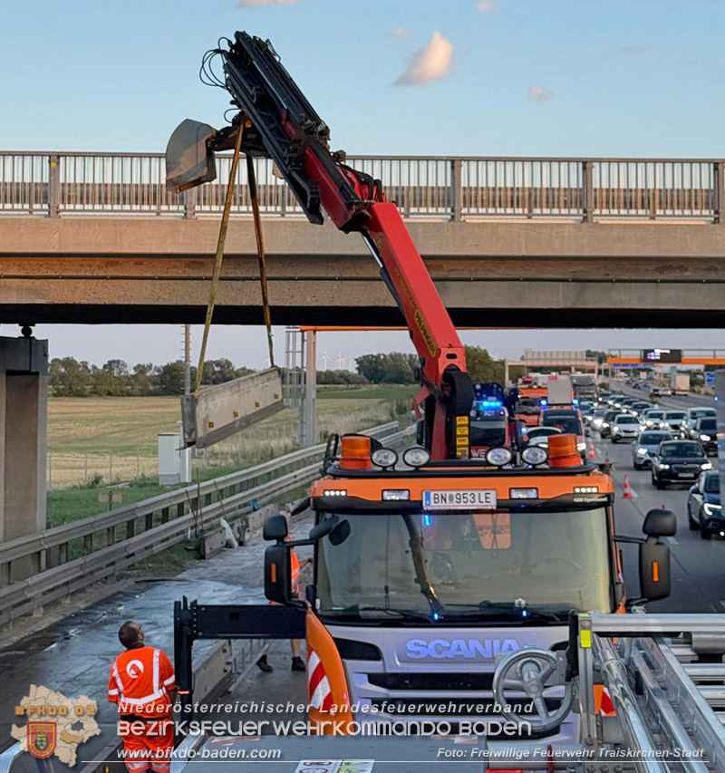 20260727_LKW-Unfall erfordert Kraneinsatz auf der A2 Foto: FF Traiskirchen-Stadt