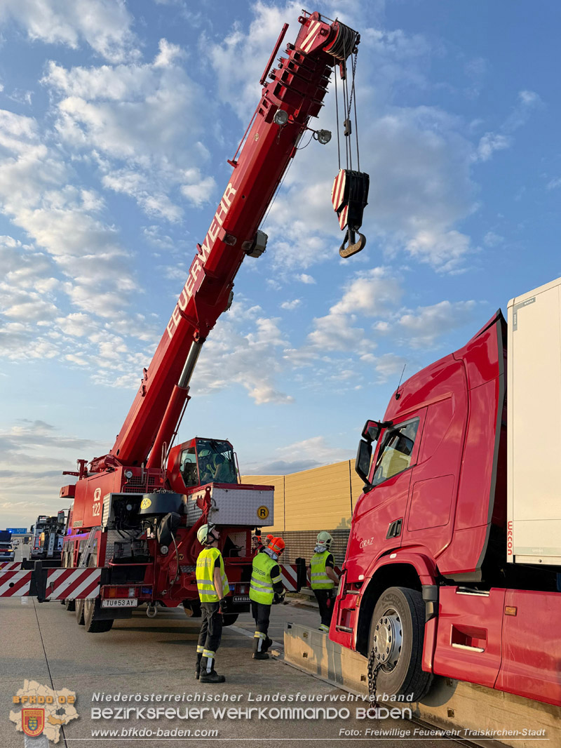 20260727_LKW-Unfall erfordert Kraneinsatz auf der A2 Foto: FF Traiskirchen-Stadt
