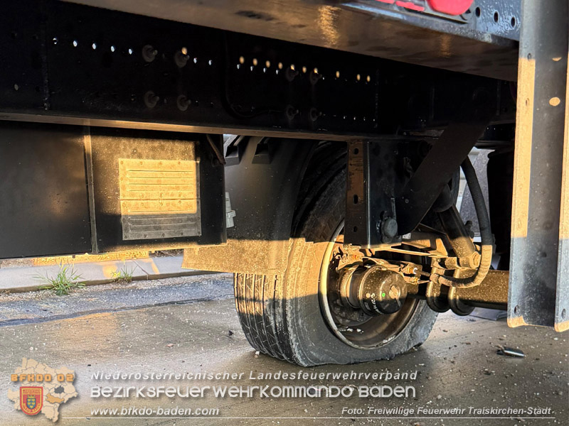 20260727_LKW-Unfall erfordert Kraneinsatz auf der A2 Foto: FF Traiskirchen-Stadt