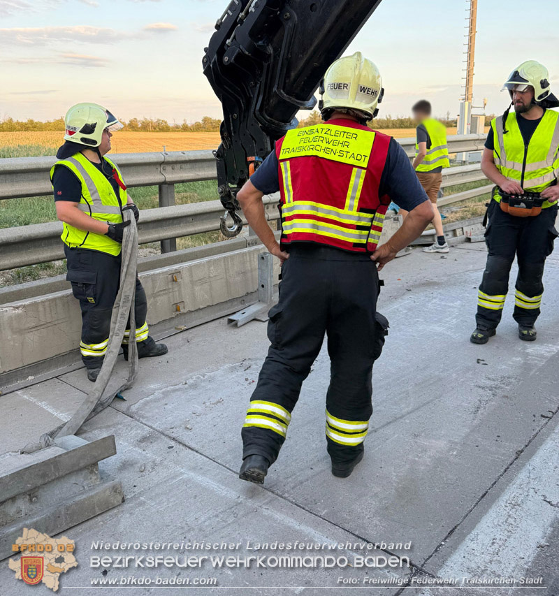 20260727_LKW-Unfall erfordert Kraneinsatz auf der A2 Foto: FF Traiskirchen-Stadt