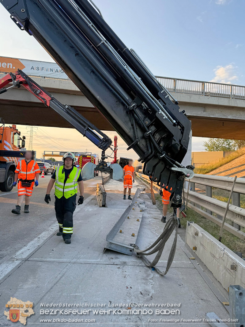 20260727_LKW-Unfall erfordert Kraneinsatz auf der A2 Foto: FF Traiskirchen-Stadt