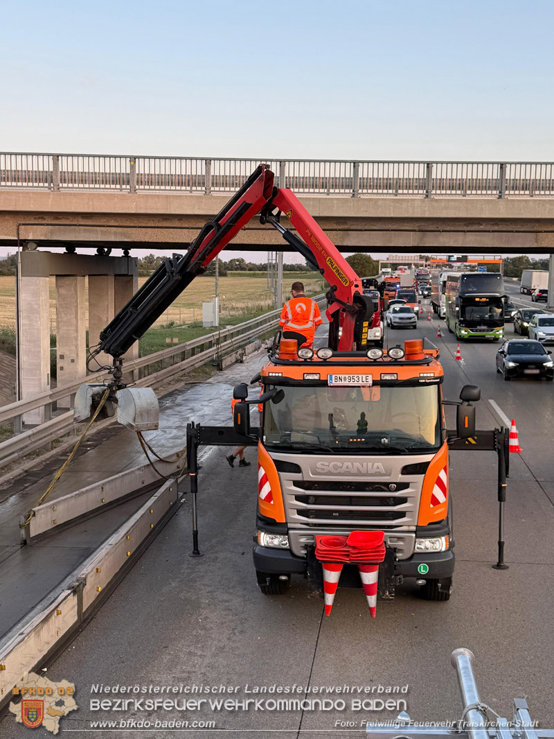 20260727_LKW-Unfall erfordert Kraneinsatz auf der A2 Foto: FF Traiskirchen-Stadt
