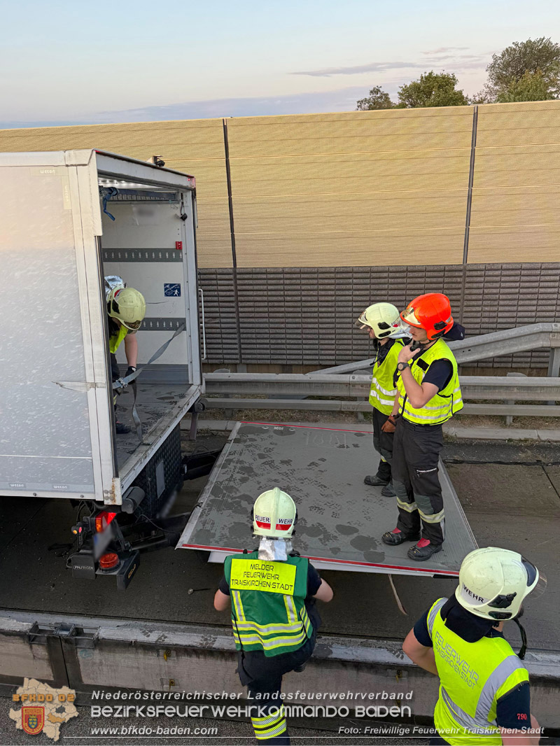 20260727_LKW-Unfall erfordert Kraneinsatz auf der A2 Foto: FF Traiskirchen-Stadt