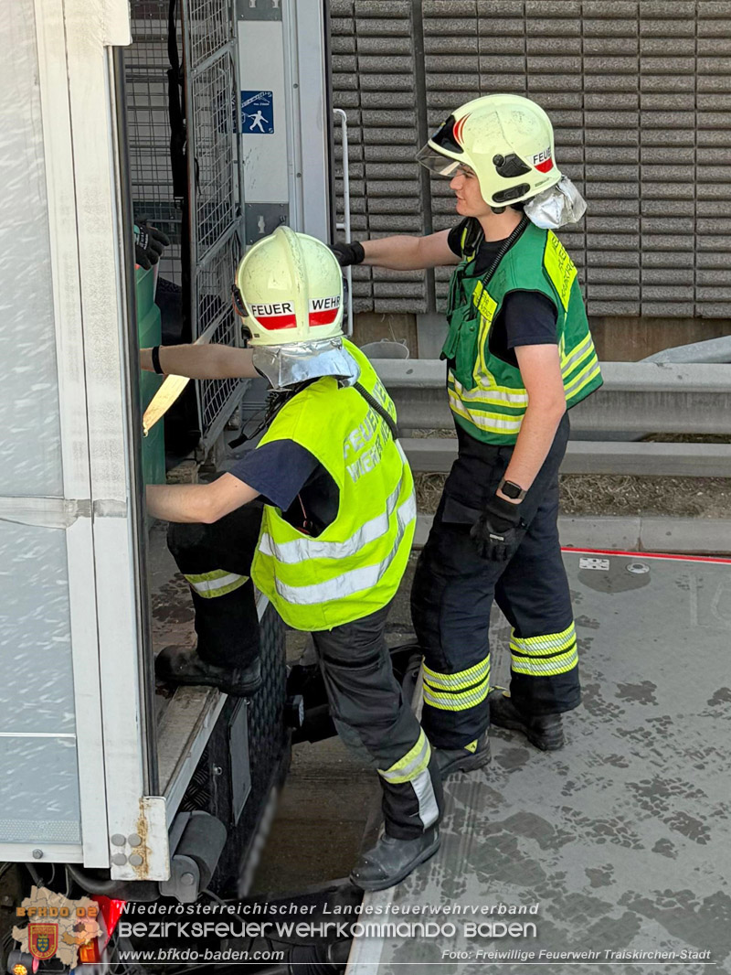 20260727_LKW-Unfall erfordert Kraneinsatz auf der A2 Foto: FF Traiskirchen-Stadt