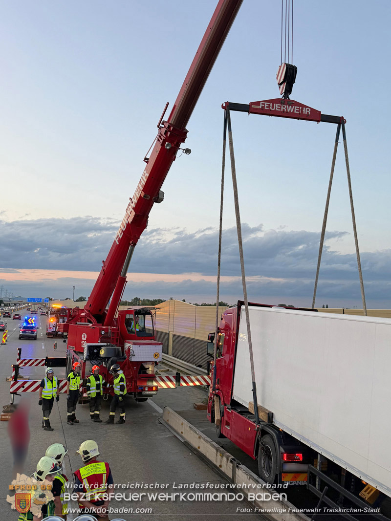 20260727_LKW-Unfall erfordert Kraneinsatz auf der A2 Foto: FF Traiskirchen-Stadt