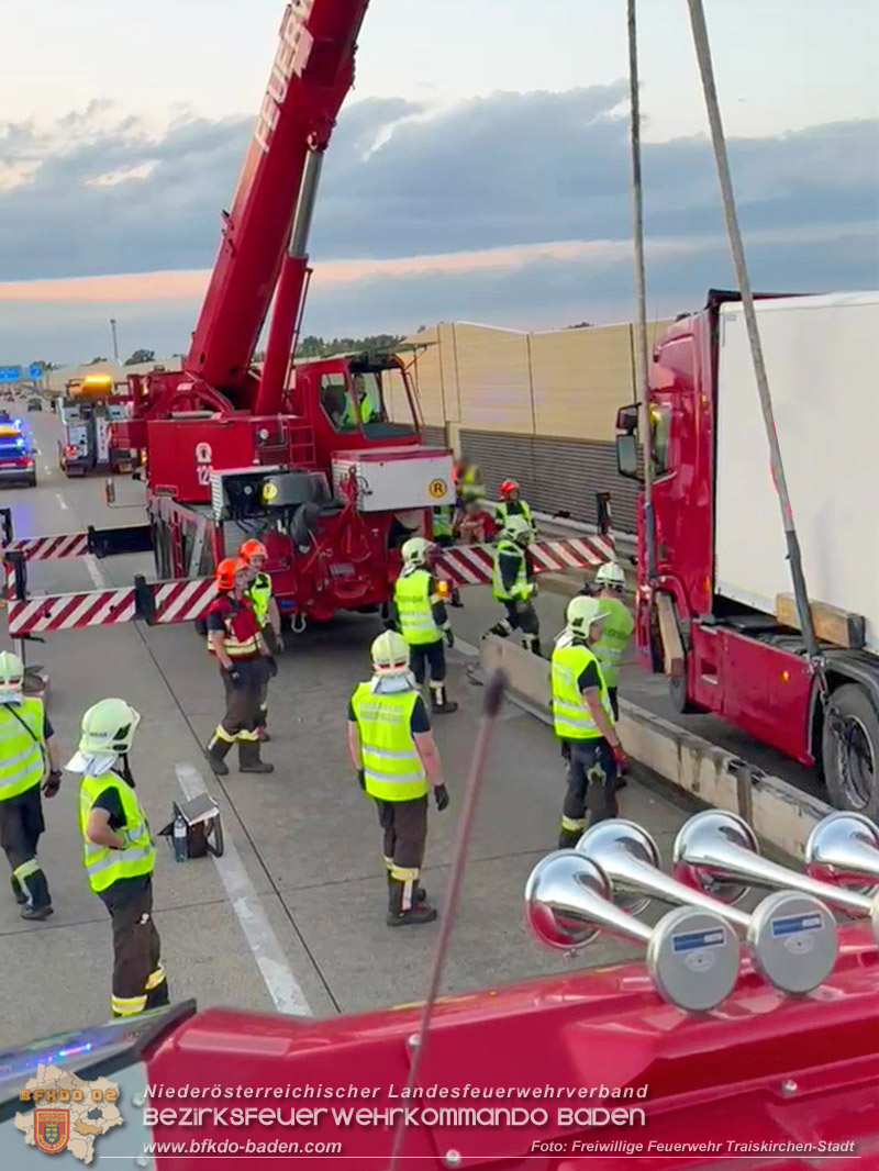 20260727_LKW-Unfall erfordert Kraneinsatz auf der A2 Foto: FF Traiskirchen-Stadt