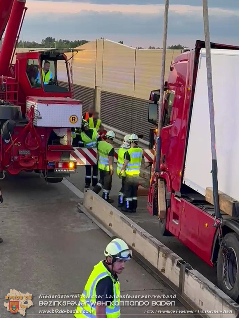 20260727_LKW-Unfall erfordert Kraneinsatz auf der A2 Foto: FF Traiskirchen-Stadt