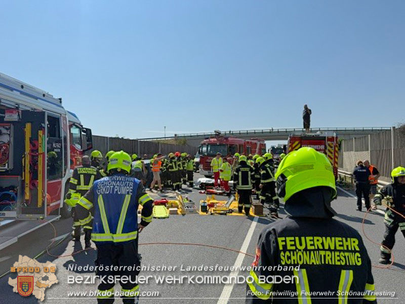 20260730_Menschenrettung nach Verkehrsunfall PKW gegen LKW auf der B17 bei Sollenau  Foto: FF Sch&ouml;nau/Triesting