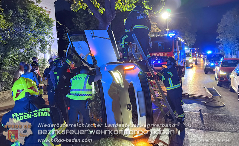 20260815_Verkehrsunfall mit Menschenrettung in Baden Ortsteil Weikersdorf - Foto: Stefan Schneider FF Baden-Stadt