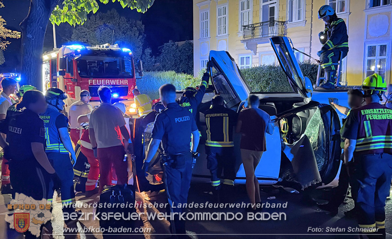 20260815_Verkehrsunfall mit Menschenrettung in Baden Ortsteil Weikersdorf - Foto: Stefan Schneider FF Baden-Stadt