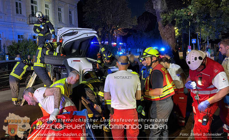 20260815_Verkehrsunfall mit Menschenrettung in Baden Ortsteil Weikersdorf - Foto: Stefan Schneider FF Baden-Stadt