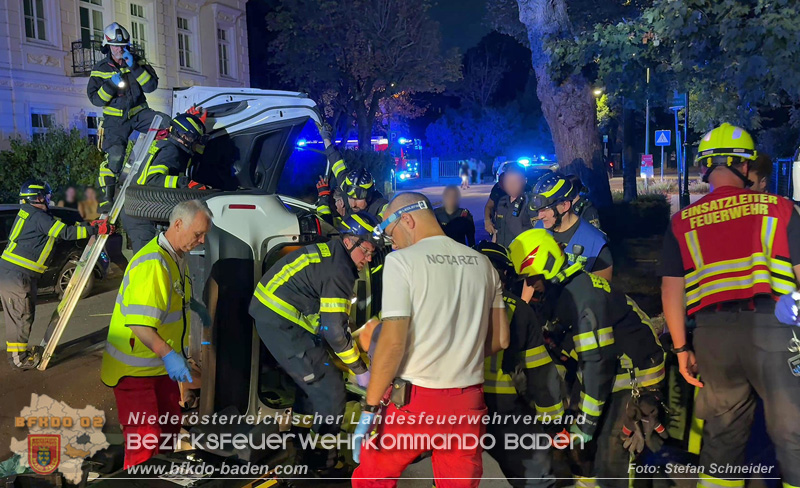 20260815_Verkehrsunfall mit Menschenrettung in Baden Ortsteil Weikersdorf - Foto: Stefan Schneider FF Baden-Stadt