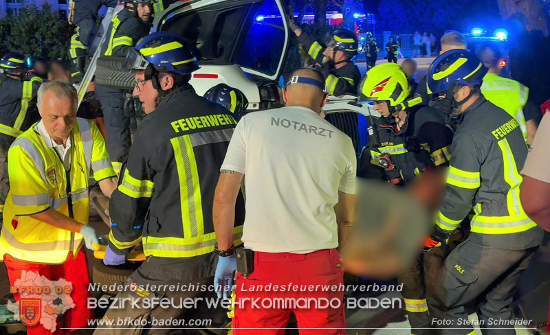 20260815_Verkehrsunfall mit Menschenrettung in Baden Ortsteil Weikersdorf - Foto: Stefan Schneider FF Baden-Stadt