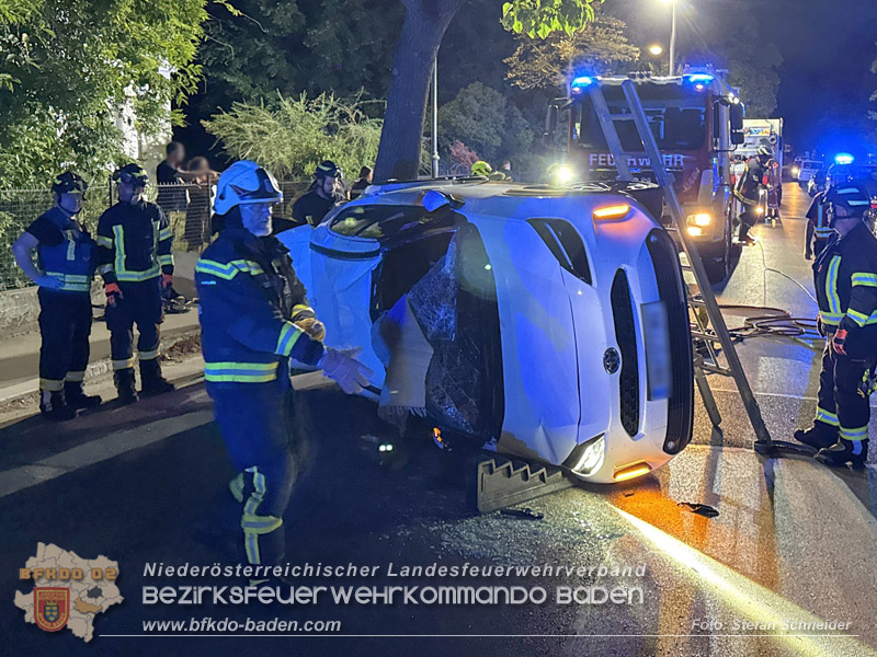 20260815_Verkehrsunfall mit Menschenrettung in Baden Ortsteil Weikersdorf - Foto: Stefan Schneider FF Baden-Stadt