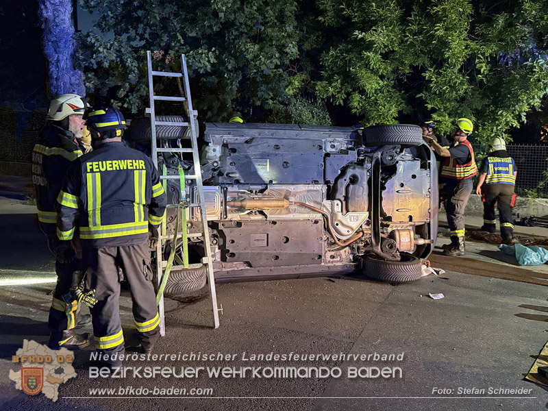 20260815_Verkehrsunfall mit Menschenrettung in Baden Ortsteil Weikersdorf - Foto: Stefan Schneider FF Baden-Stadt