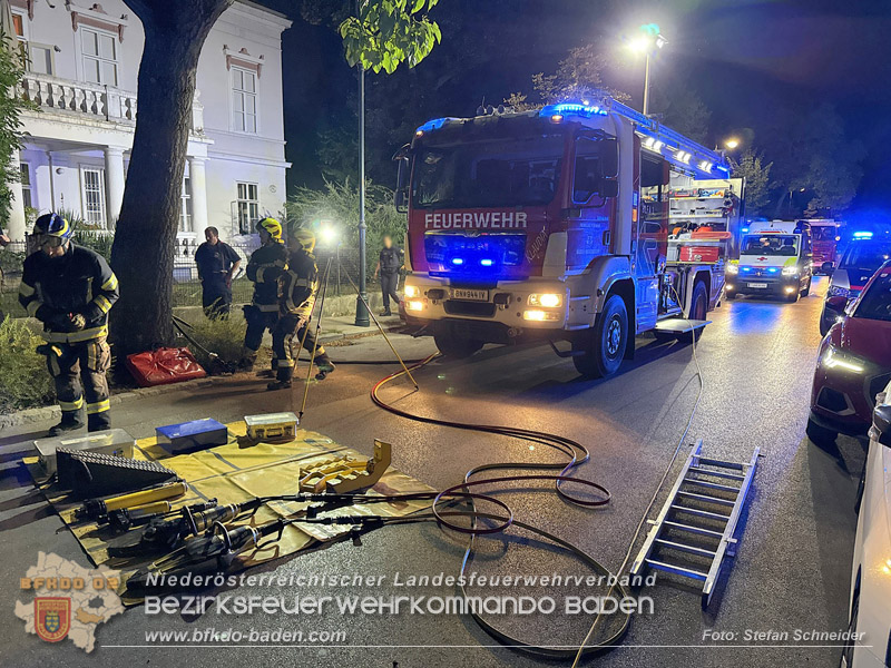 20260815_Verkehrsunfall mit Menschenrettung in Baden Ortsteil Weikersdorf - Foto: Stefan Schneider FF Baden-Stadt