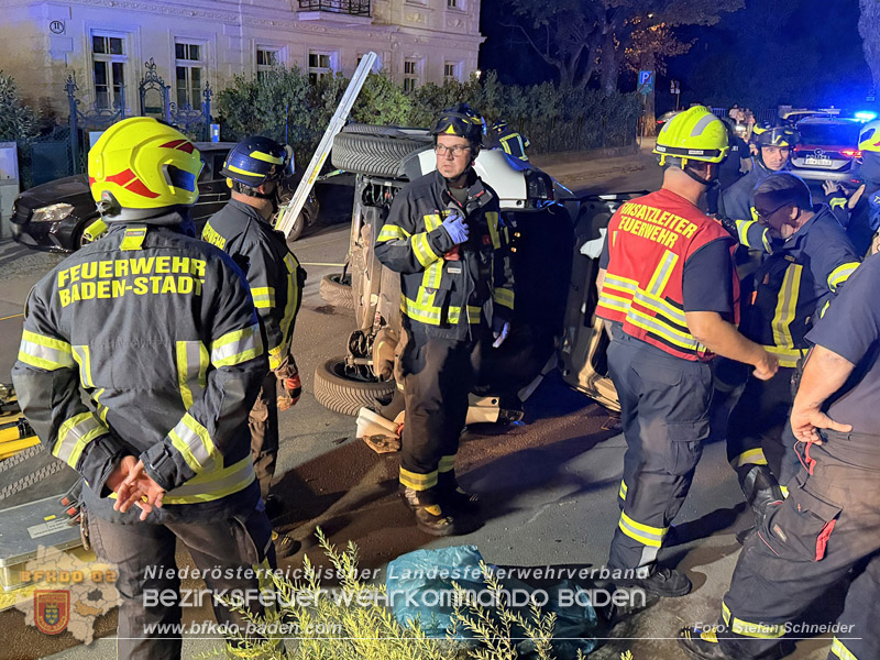 20260815_Verkehrsunfall mit Menschenrettung in Baden Ortsteil Weikersdorf - Foto: Stefan Schneider FF Baden-Stadt
