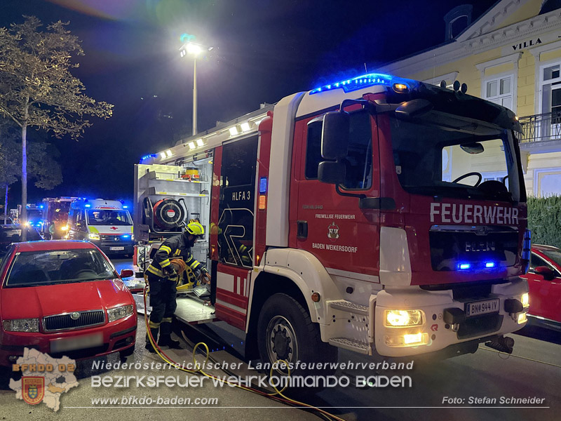 20260815_Verkehrsunfall mit Menschenrettung in Baden Ortsteil Weikersdorf - Foto: Stefan Schneider FF Baden-Stadt