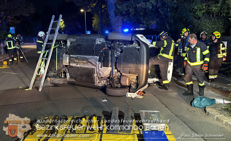 20260815_Verkehrsunfall mit Menschenrettung in Baden Ortsteil Weikersdorf - Foto: Stefan Schneider FF Baden-Stadt