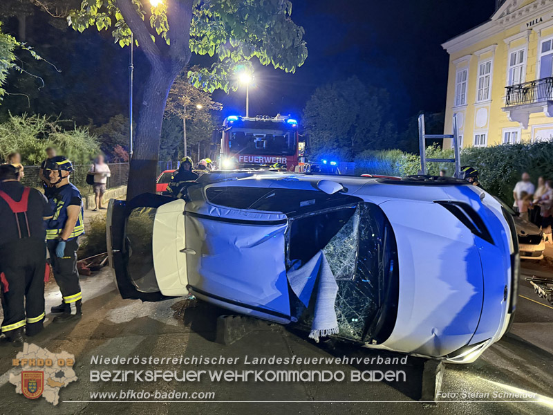 20260815_Verkehrsunfall mit Menschenrettung in Baden Ortsteil Weikersdorf - Foto: Stefan Schneider FF Baden-Stadt