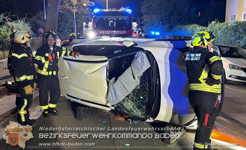 20260815_Verkehrsunfall mit Menschenrettung in Baden Ortsteil Weikersdorf - Foto: Stefan Schneider FF Baden-Stadt