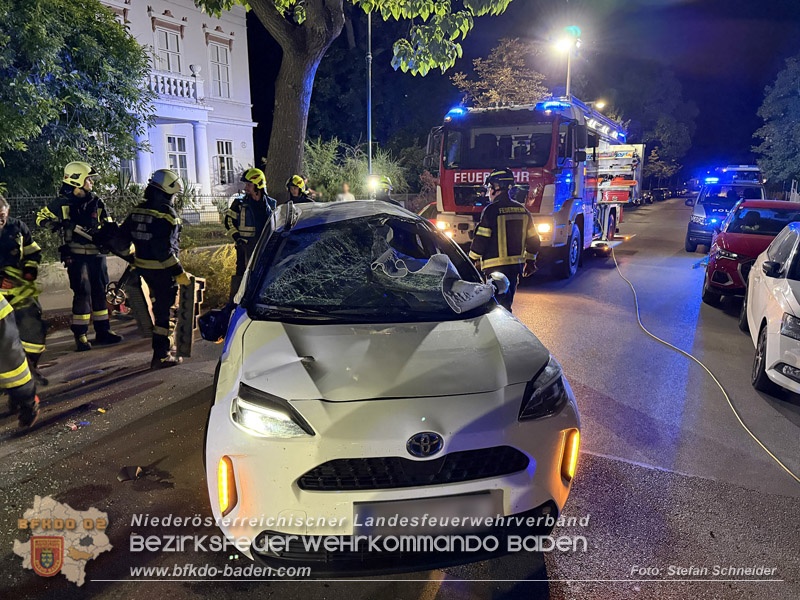 20260815_Verkehrsunfall mit Menschenrettung in Baden Ortsteil Weikersdorf - Foto: Stefan Schneider FF Baden-Stadt